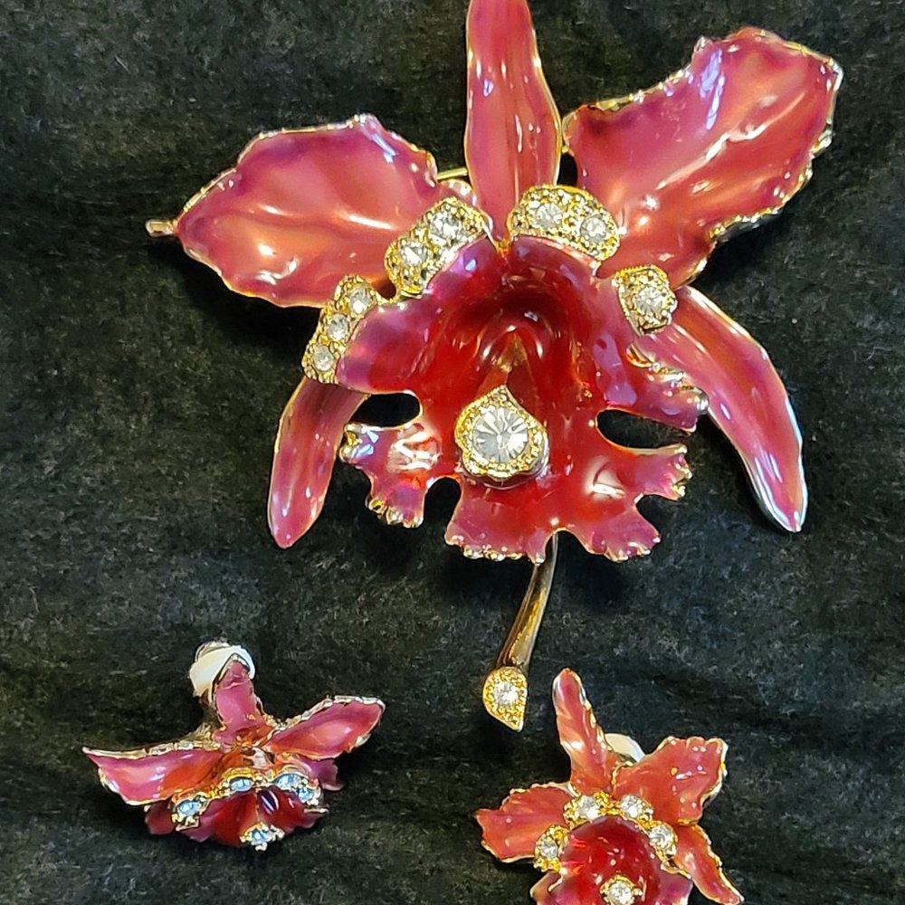 Alana Stewart Vintage 80s Magenta Enamel Orchid Brooch & Clip-on Earrings Set